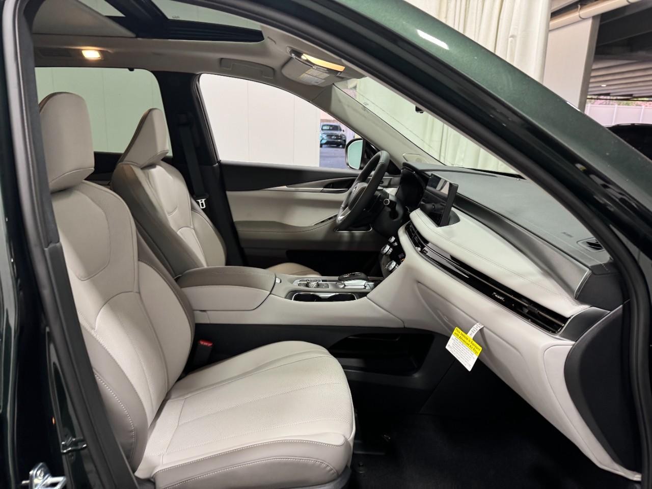 INFINITI QX60 Vehicle Full-screen Gallery Image 21