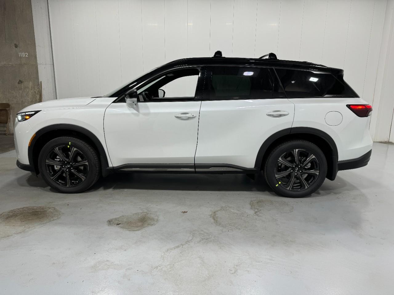 INFINITI QX60 Vehicle Full-screen Gallery Image 2