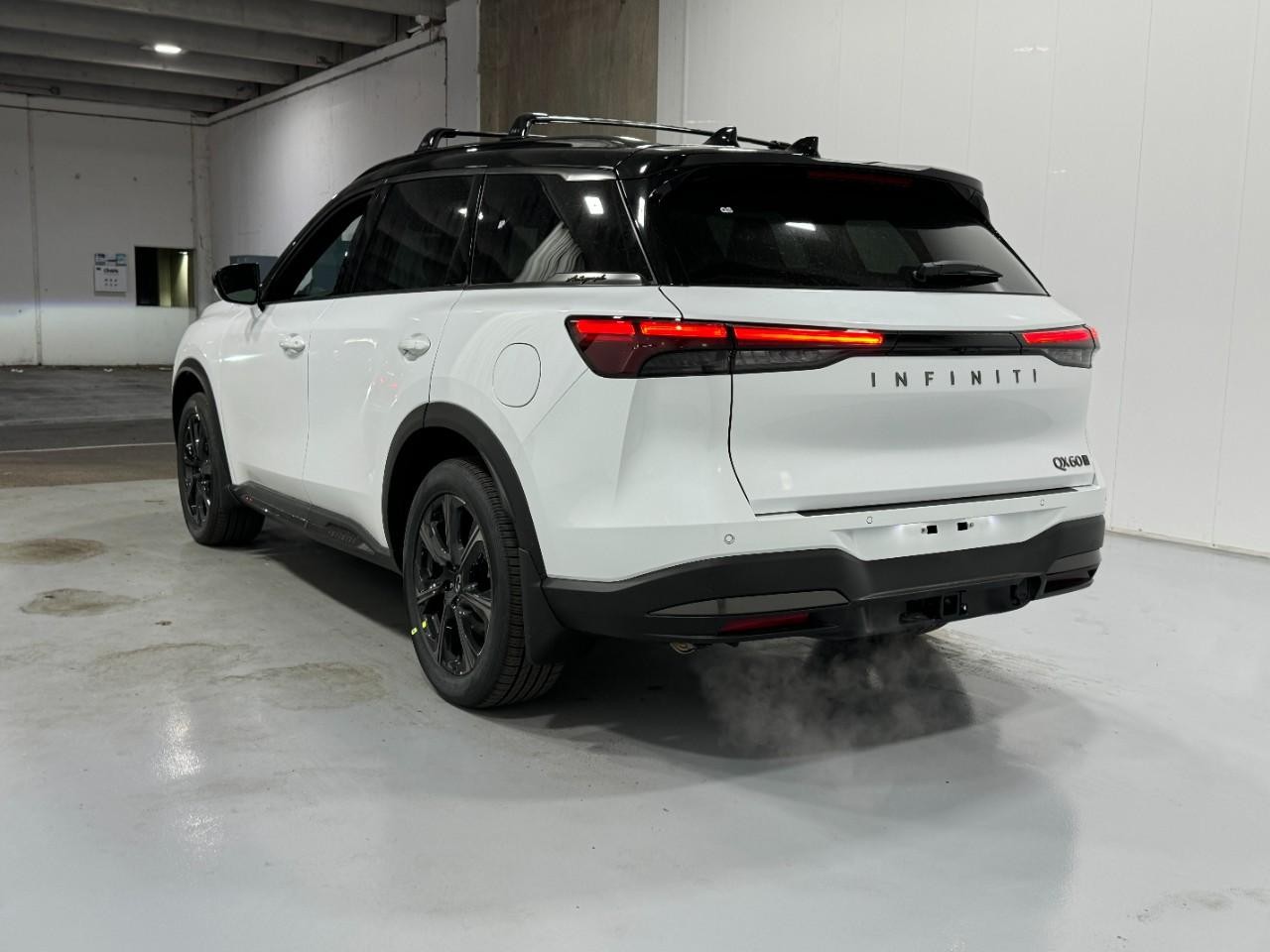 INFINITI QX60 Vehicle Full-screen Gallery Image 3