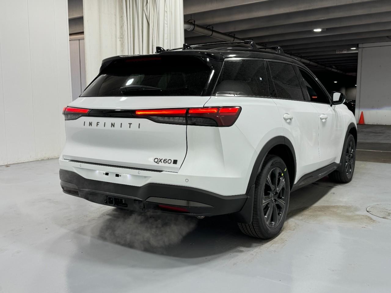 INFINITI QX60 Vehicle Full-screen Gallery Image 4