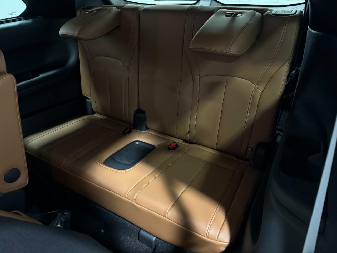 INFINITI QX60 Vehicle Full-screen Gallery Image 8