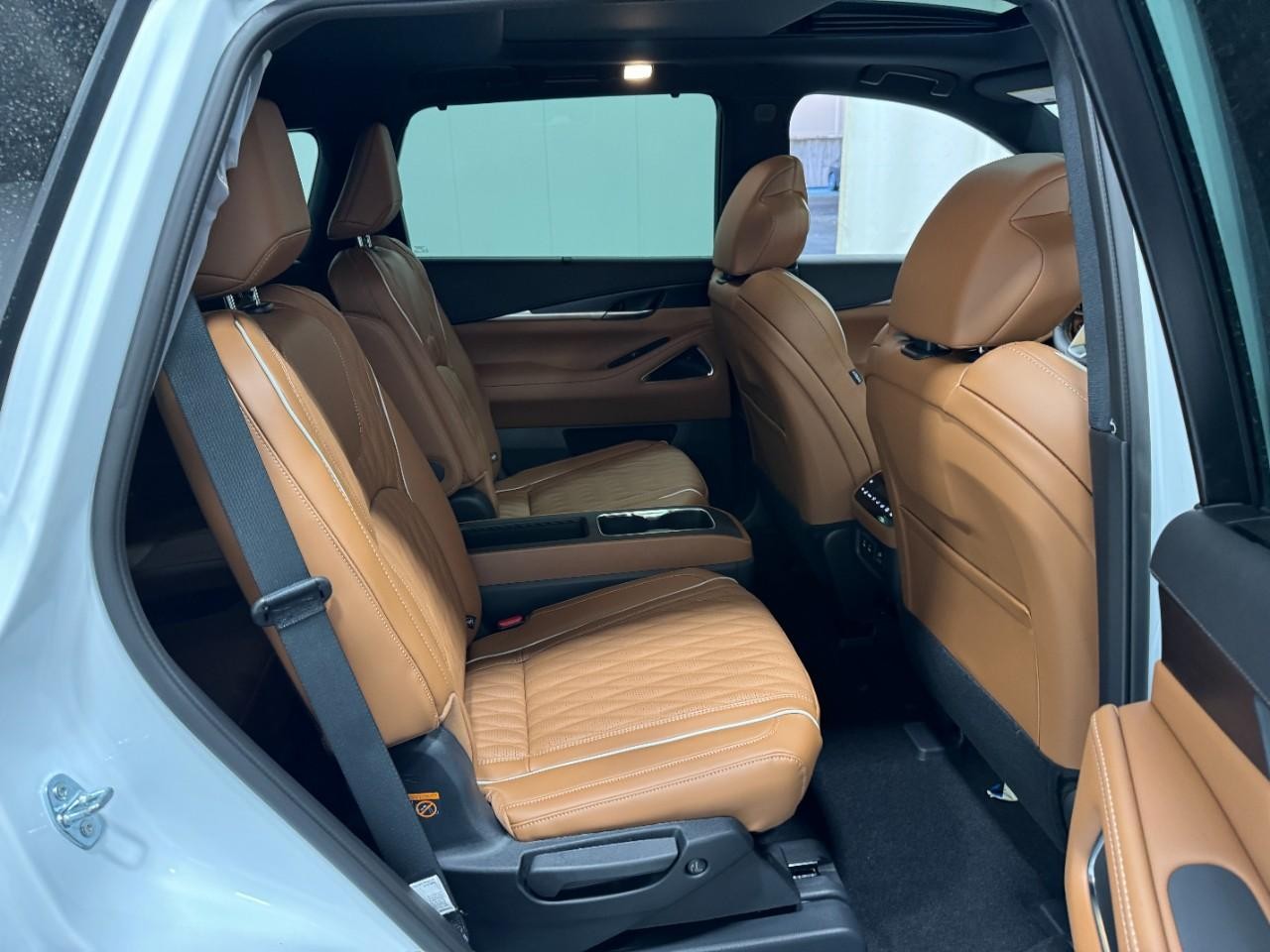 INFINITI QX60 Vehicle Full-screen Gallery Image 12