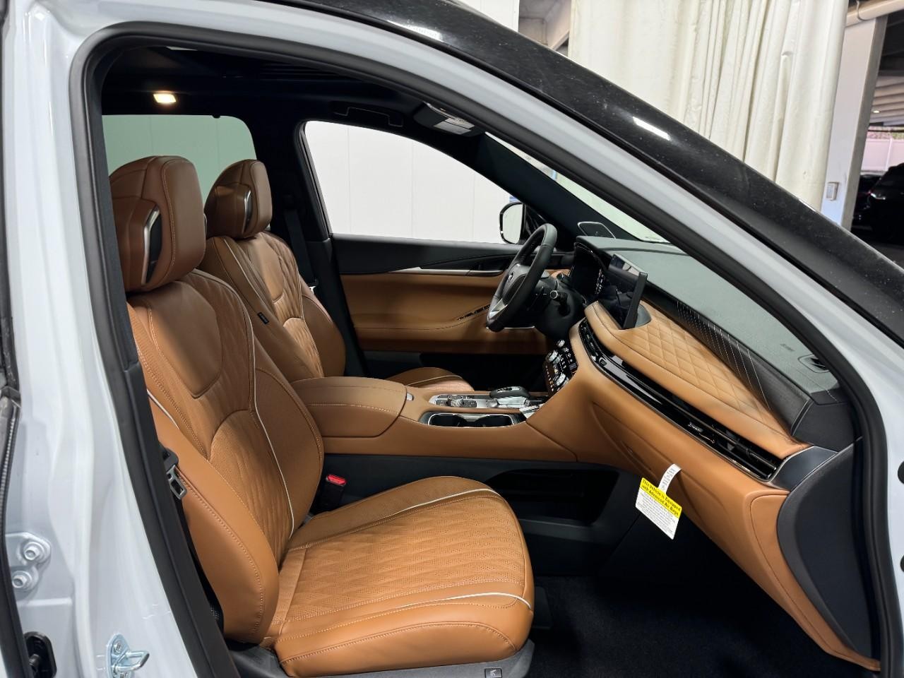 INFINITI QX60 Vehicle Full-screen Gallery Image 21