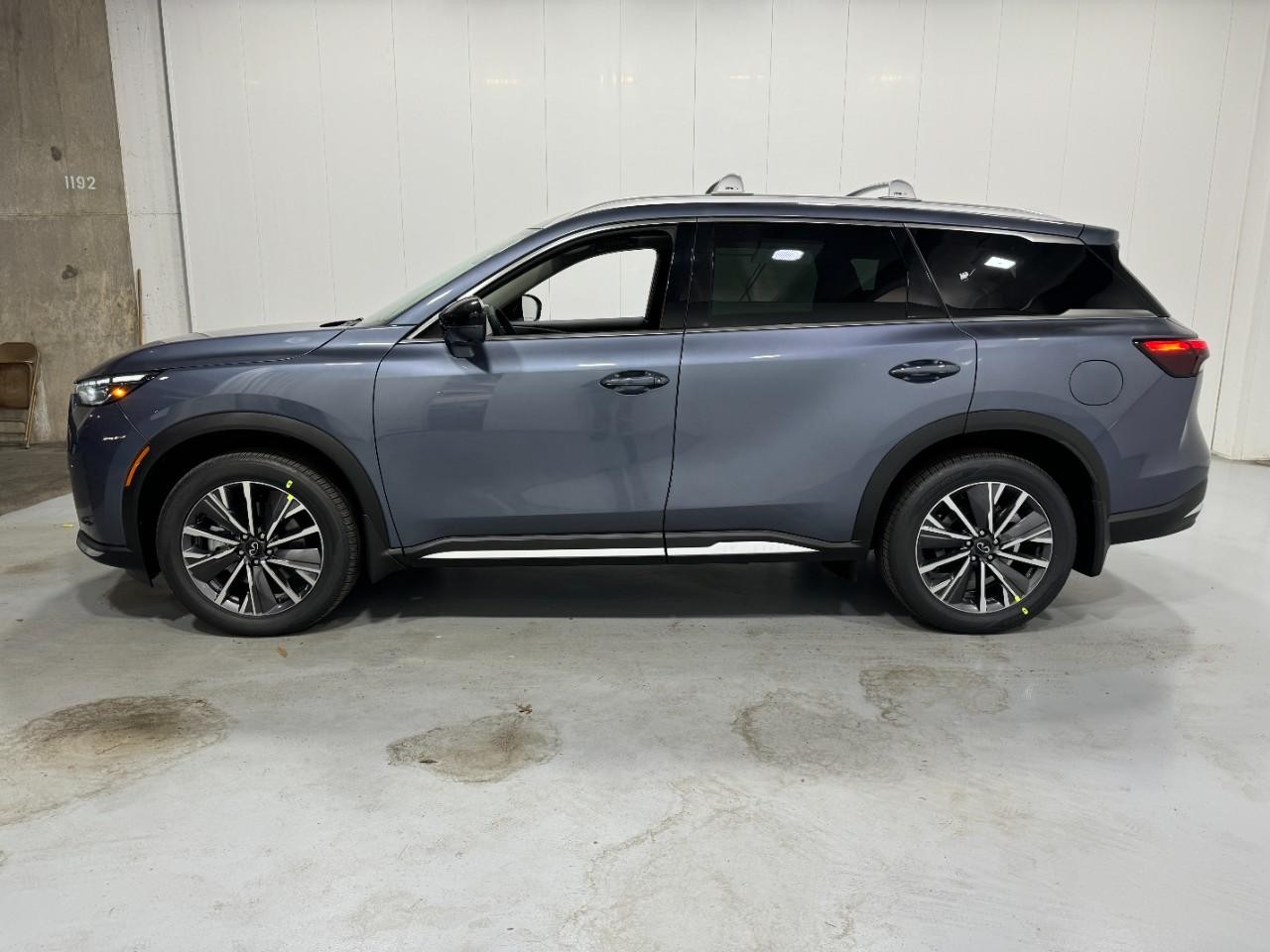 INFINITI QX60 Vehicle Full-screen Gallery Image 2