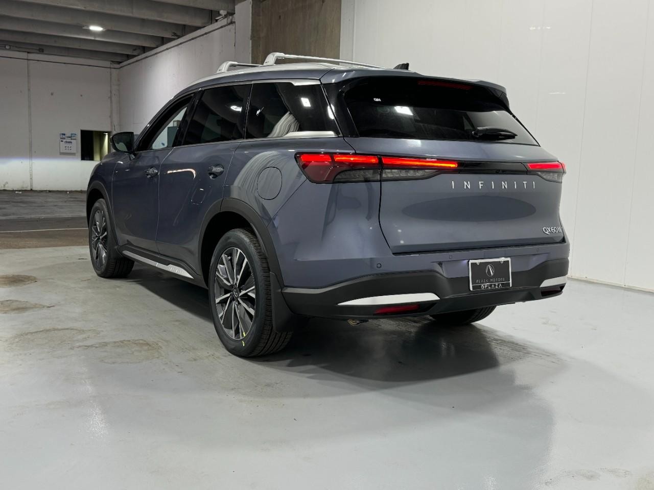 INFINITI QX60 Vehicle Full-screen Gallery Image 3