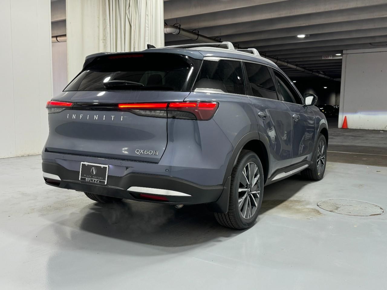 INFINITI QX60 Vehicle Full-screen Gallery Image 4
