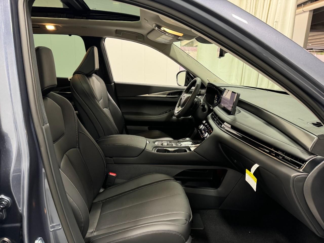 INFINITI QX60 Vehicle Full-screen Gallery Image 21