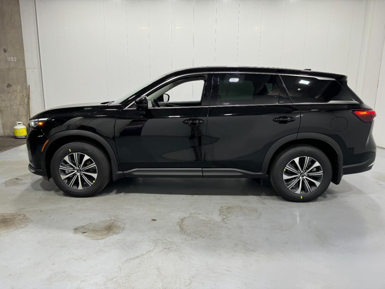 INFINITI QX60 Vehicle Full-screen Gallery Image 2