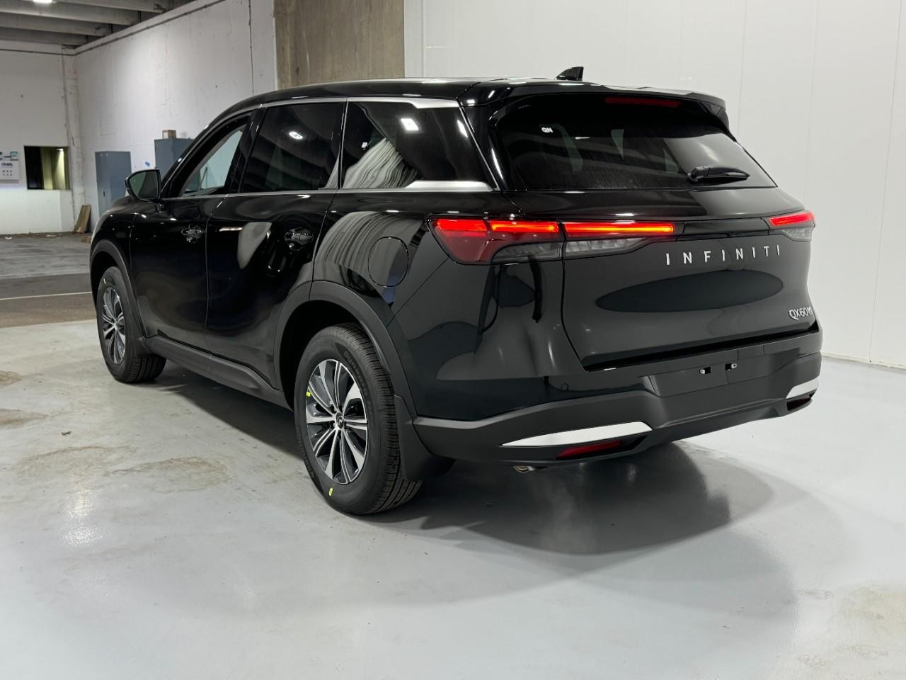 INFINITI QX60 Vehicle Full-screen Gallery Image 3