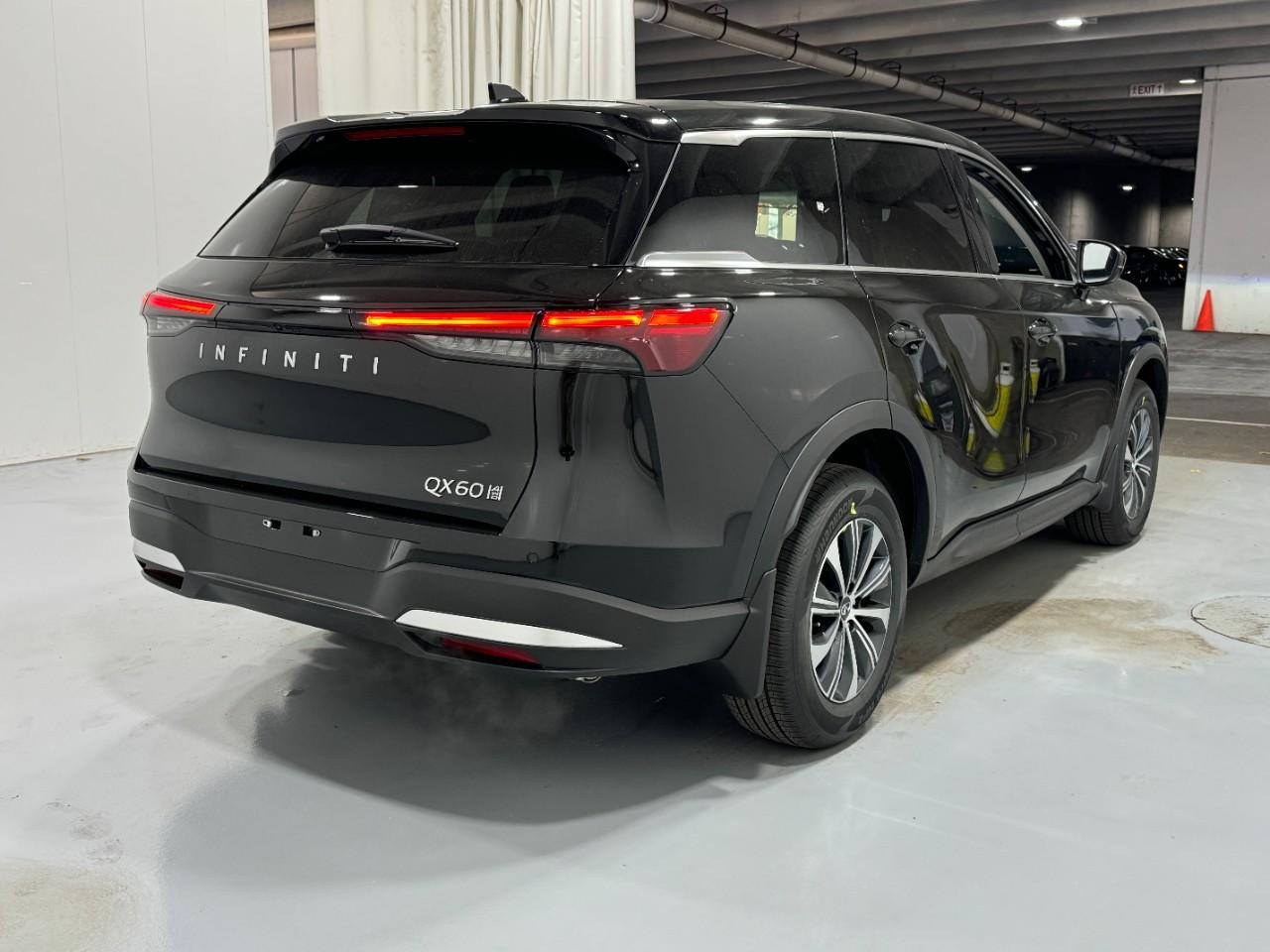 INFINITI QX60 Vehicle Full-screen Gallery Image 4