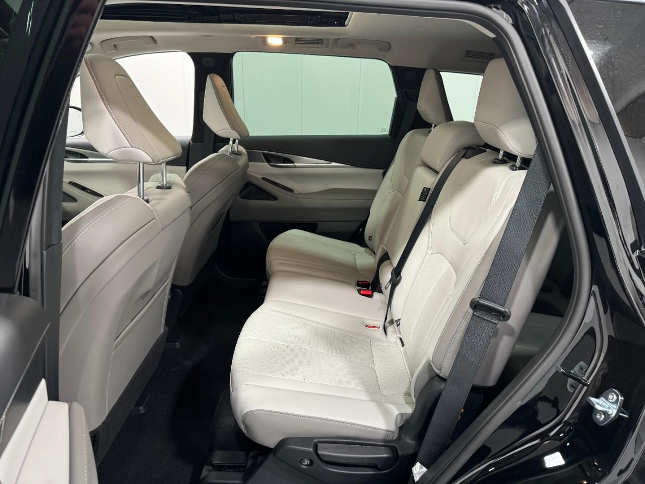 INFINITI QX60 Vehicle Full-screen Gallery Image 9