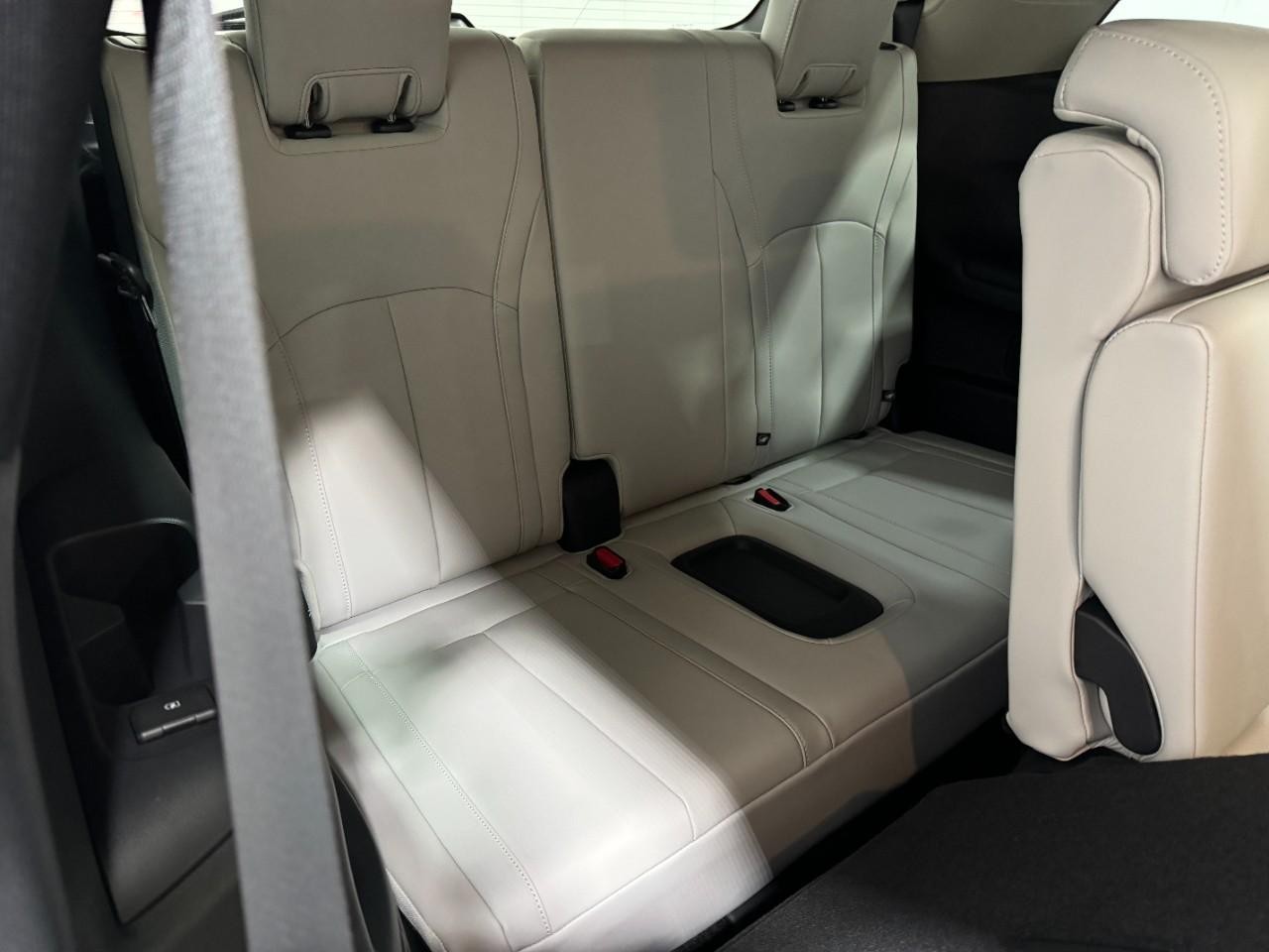 INFINITI QX60 Vehicle Full-screen Gallery Image 11