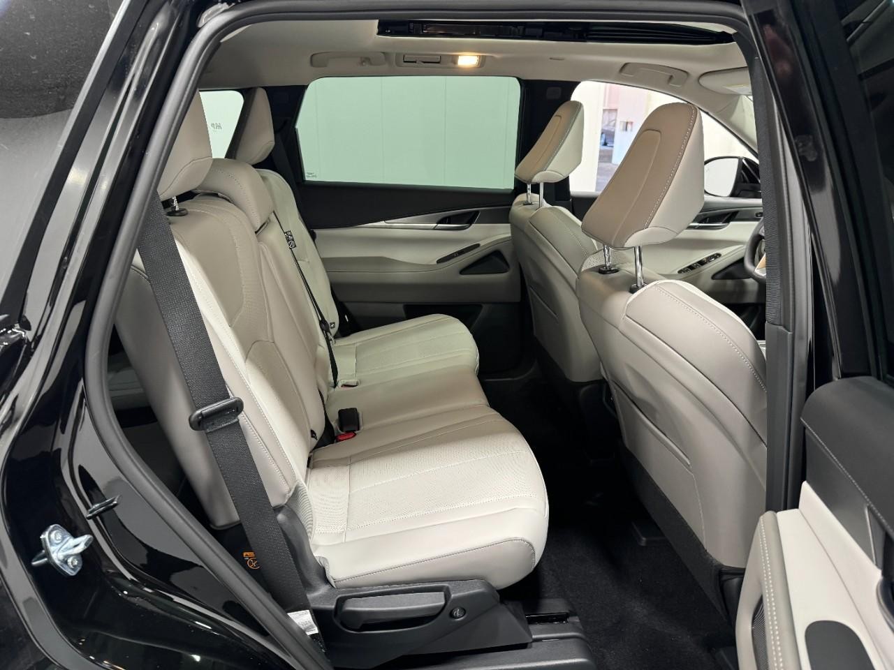 INFINITI QX60 Vehicle Full-screen Gallery Image 12