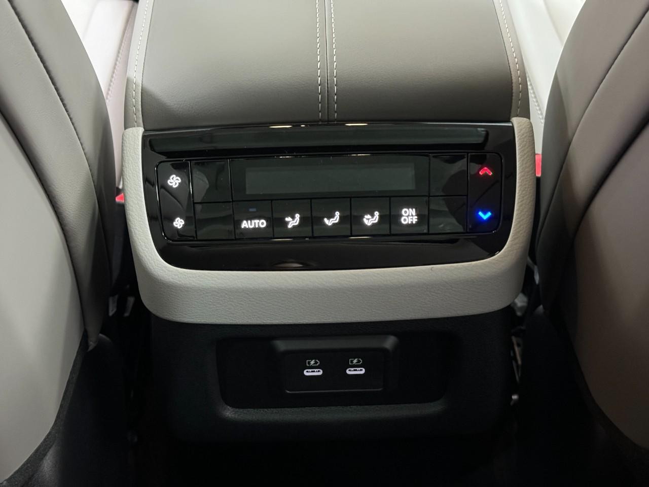 INFINITI QX60 Vehicle Full-screen Gallery Image 13