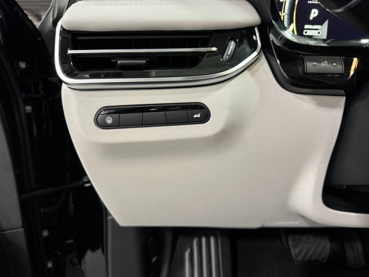 INFINITI QX60 Vehicle Full-screen Gallery Image 30