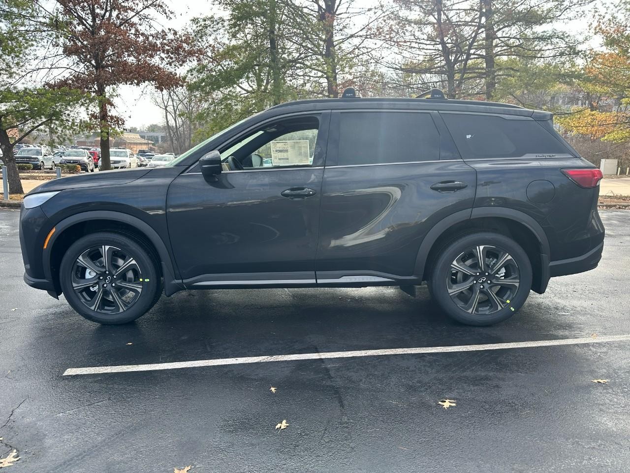 INFINITI QX60 Vehicle Full-screen Gallery Image 2