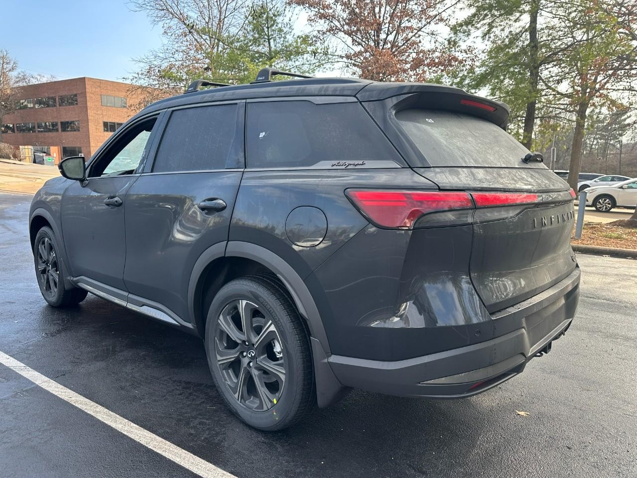 INFINITI QX60 Vehicle Full-screen Gallery Image 3