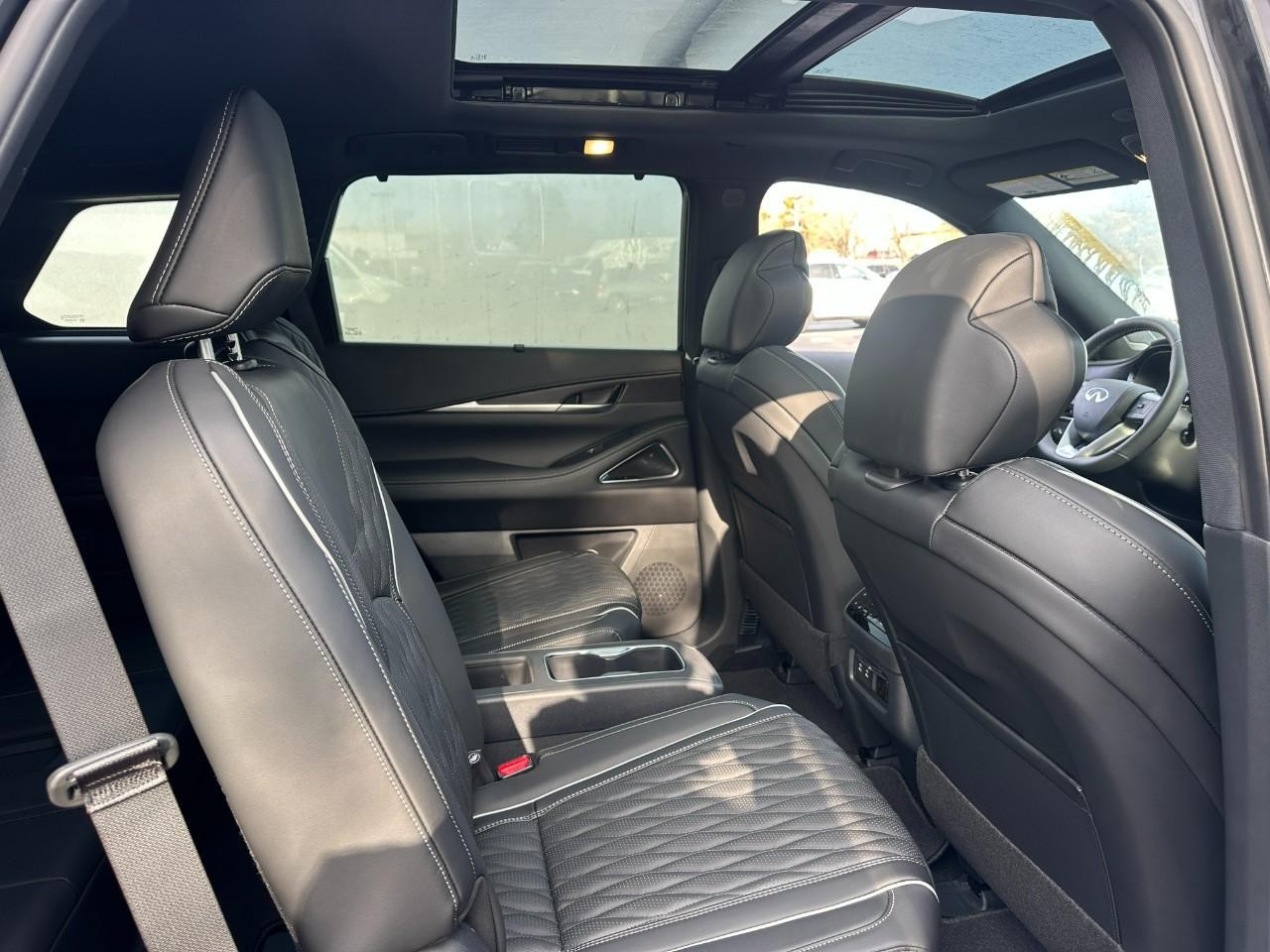 INFINITI QX60 Vehicle Full-screen Gallery Image 10