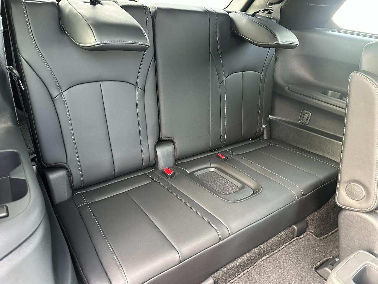 INFINITI QX60 Vehicle Full-screen Gallery Image 11