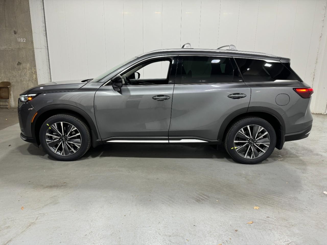 INFINITI QX60 Vehicle Full-screen Gallery Image 2