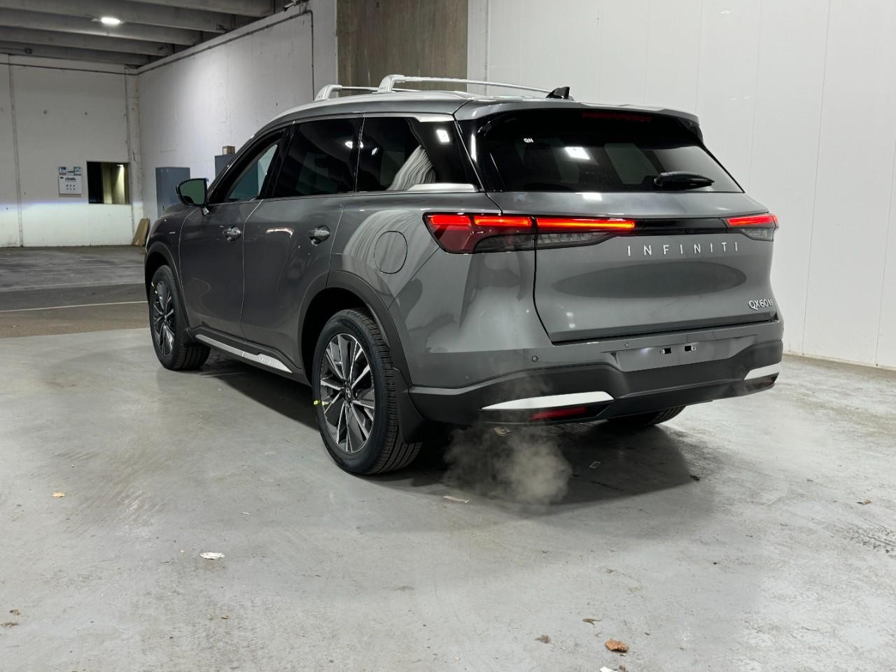 INFINITI QX60 Vehicle Full-screen Gallery Image 3