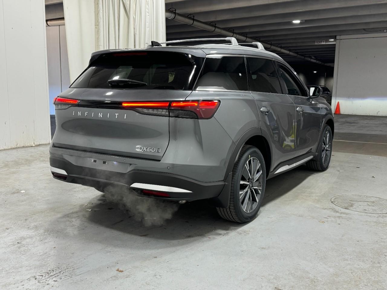 INFINITI QX60 Vehicle Full-screen Gallery Image 4