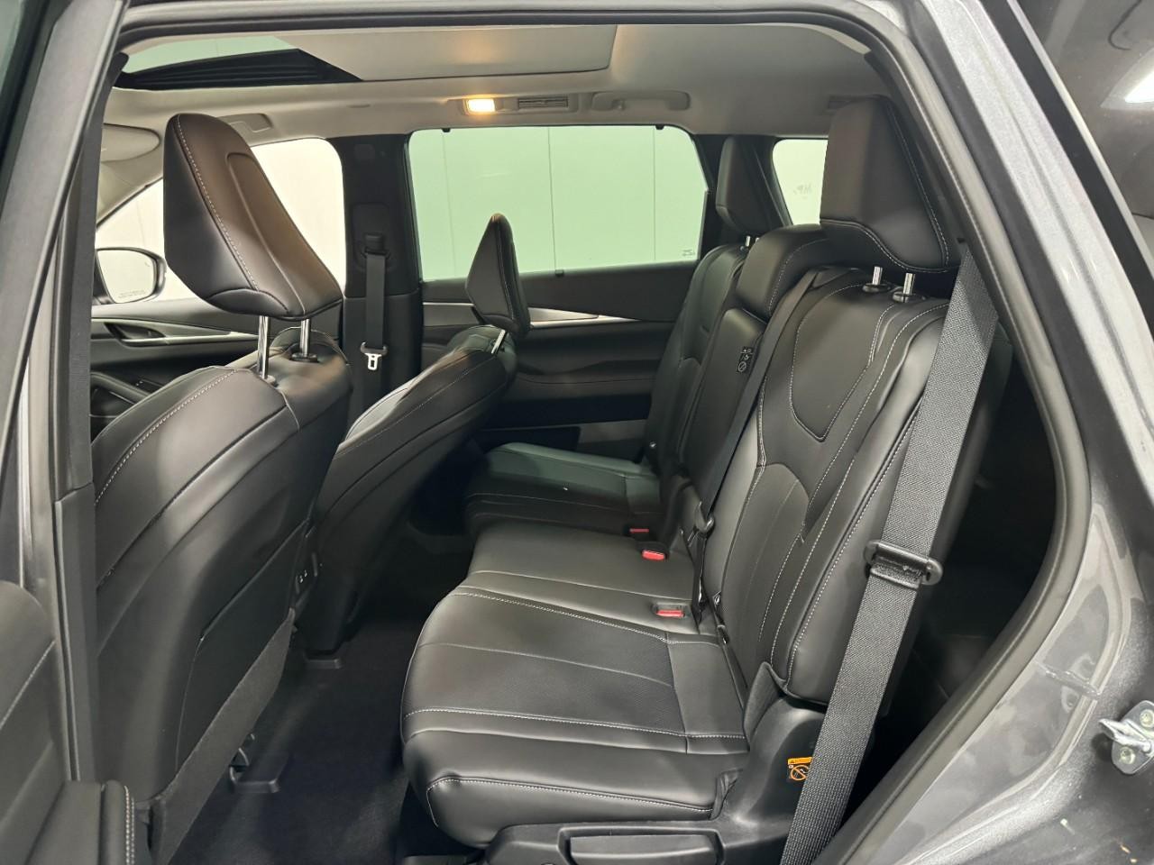 INFINITI QX60 Vehicle Full-screen Gallery Image 9