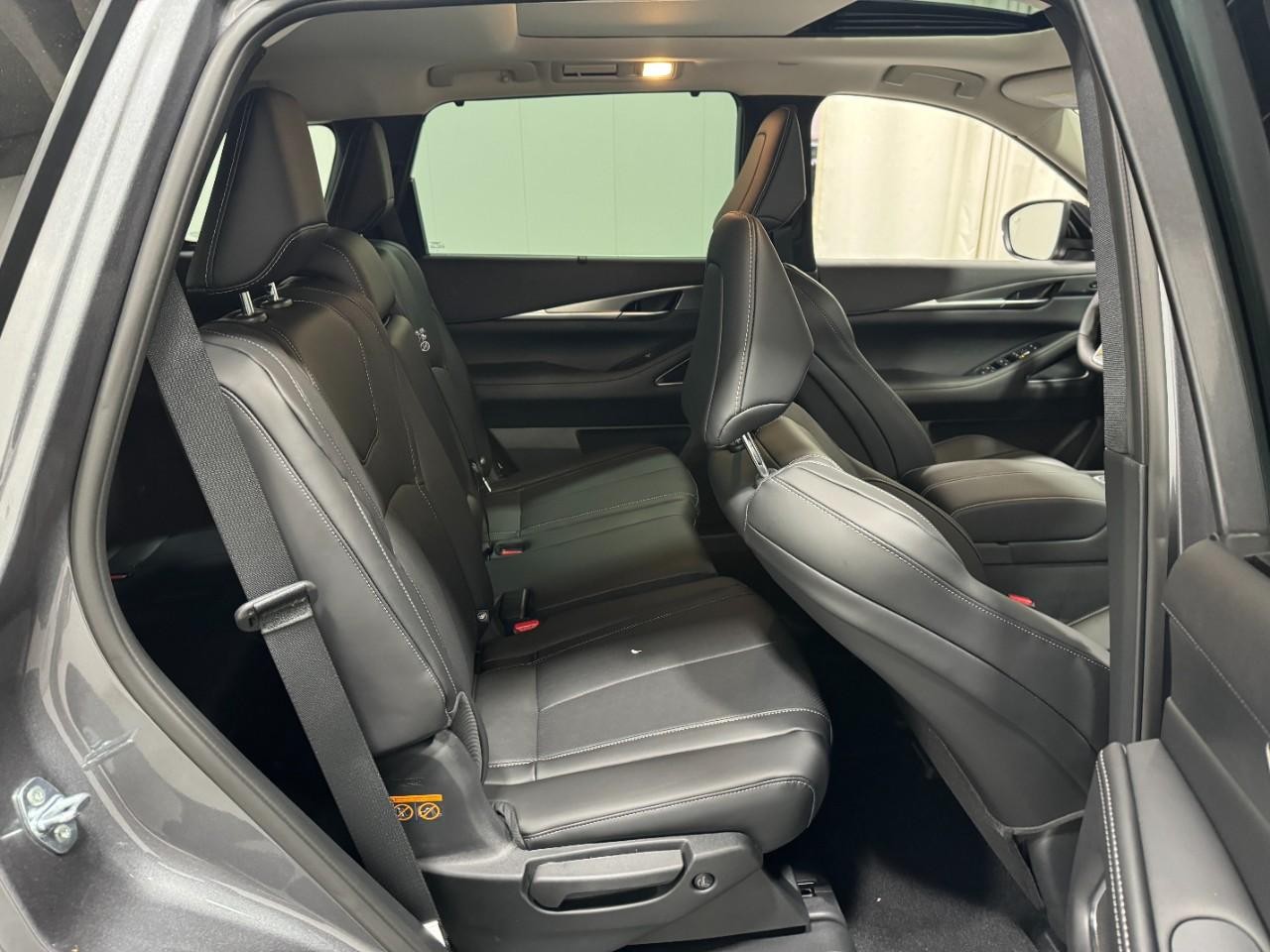 INFINITI QX60 Vehicle Full-screen Gallery Image 12