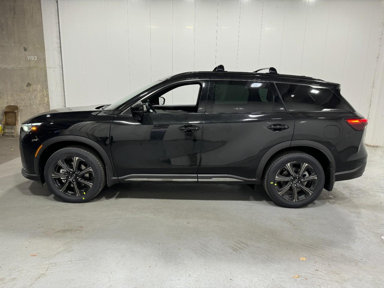 INFINITI QX60 Vehicle Full-screen Gallery Image 2