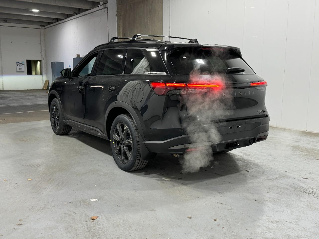 INFINITI QX60 Vehicle Full-screen Gallery Image 3