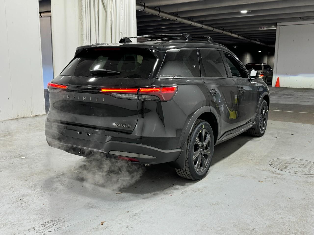 INFINITI QX60 Vehicle Full-screen Gallery Image 4