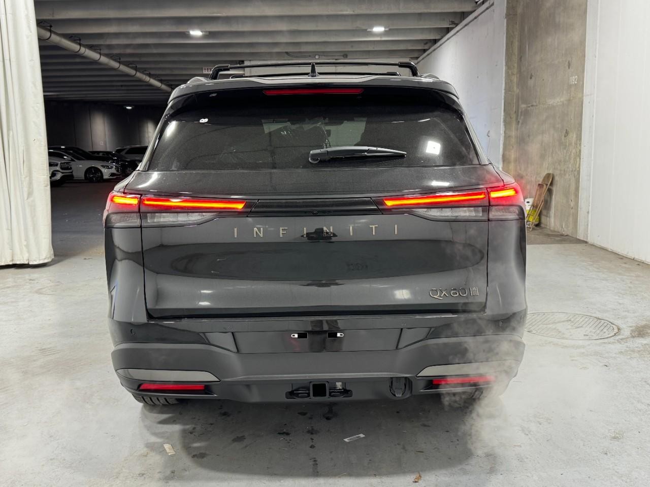 INFINITI QX60 Vehicle Full-screen Gallery Image 10