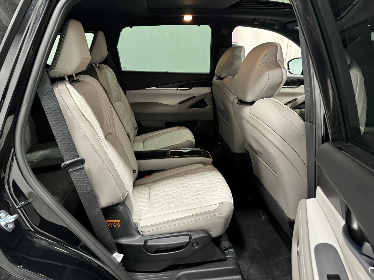 INFINITI QX60 Vehicle Full-screen Gallery Image 12