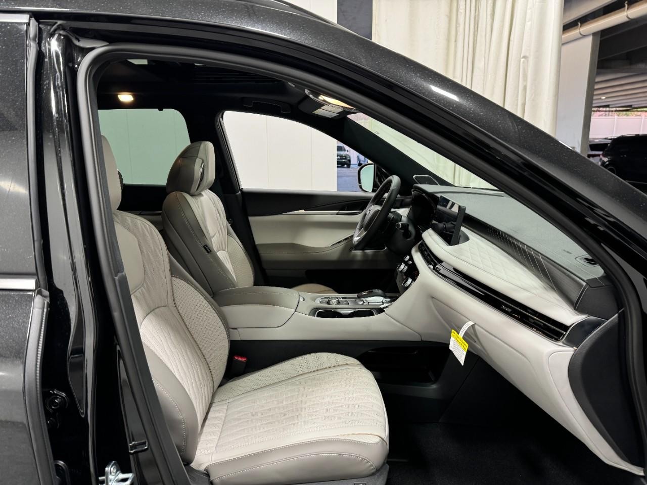 INFINITI QX60 Vehicle Full-screen Gallery Image 21