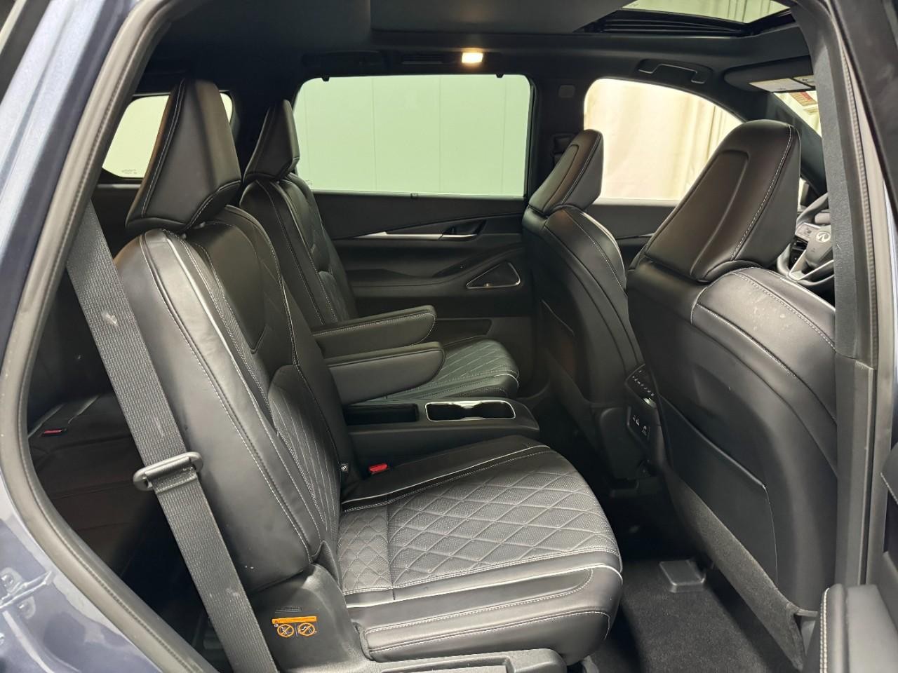 INFINITI QX60 Vehicle Full-screen Gallery Image 12