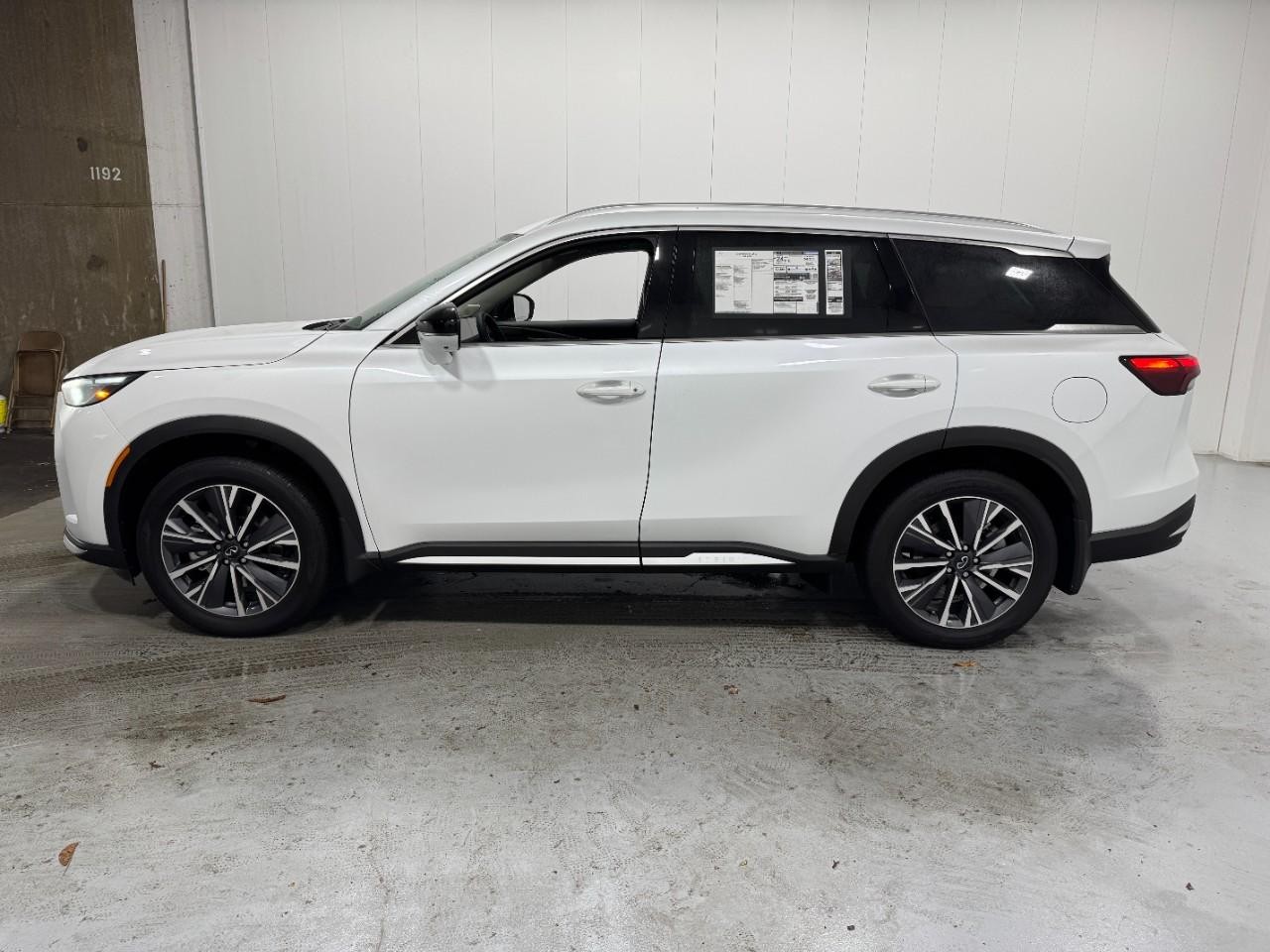 INFINITI QX60 Vehicle Full-screen Gallery Image 2