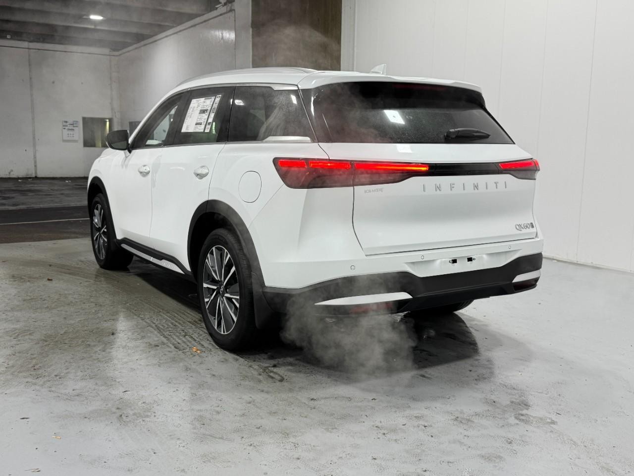 INFINITI QX60 Vehicle Full-screen Gallery Image 3