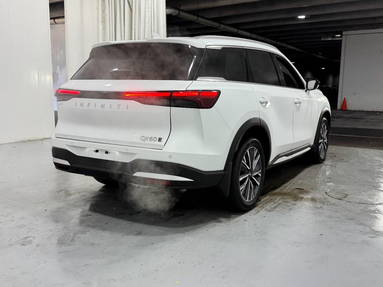 INFINITI QX60 Vehicle Full-screen Gallery Image 4