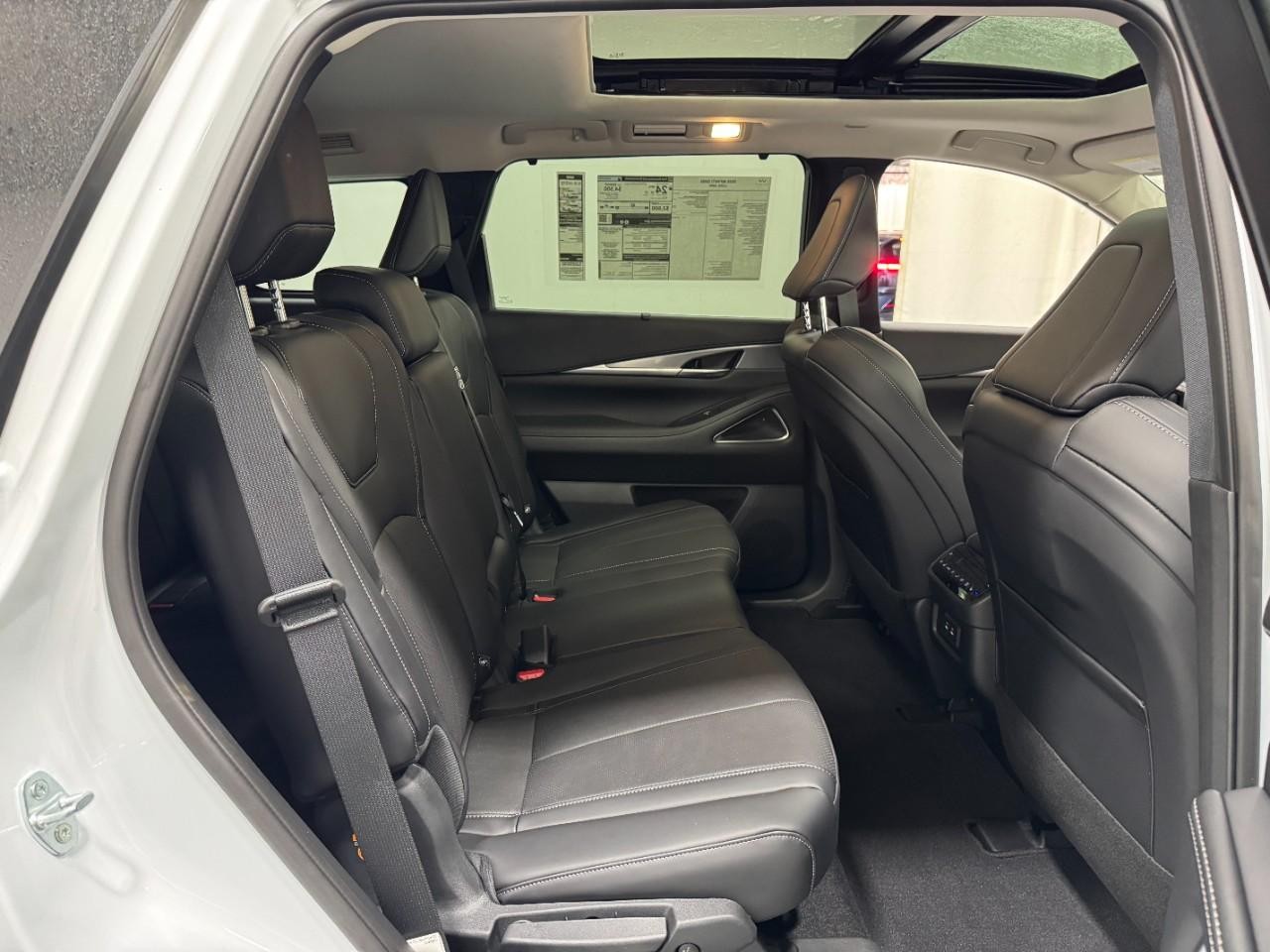 INFINITI QX60 Vehicle Full-screen Gallery Image 12