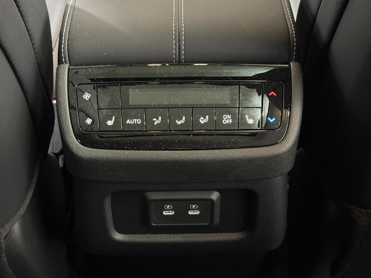 INFINITI QX60 Vehicle Full-screen Gallery Image 13