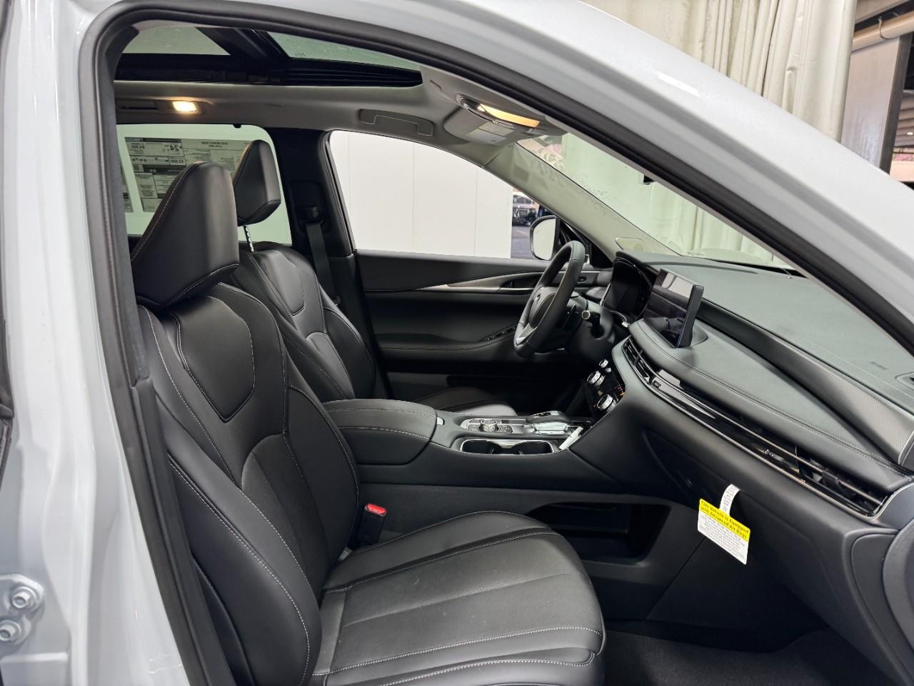 INFINITI QX60 Vehicle Full-screen Gallery Image 22