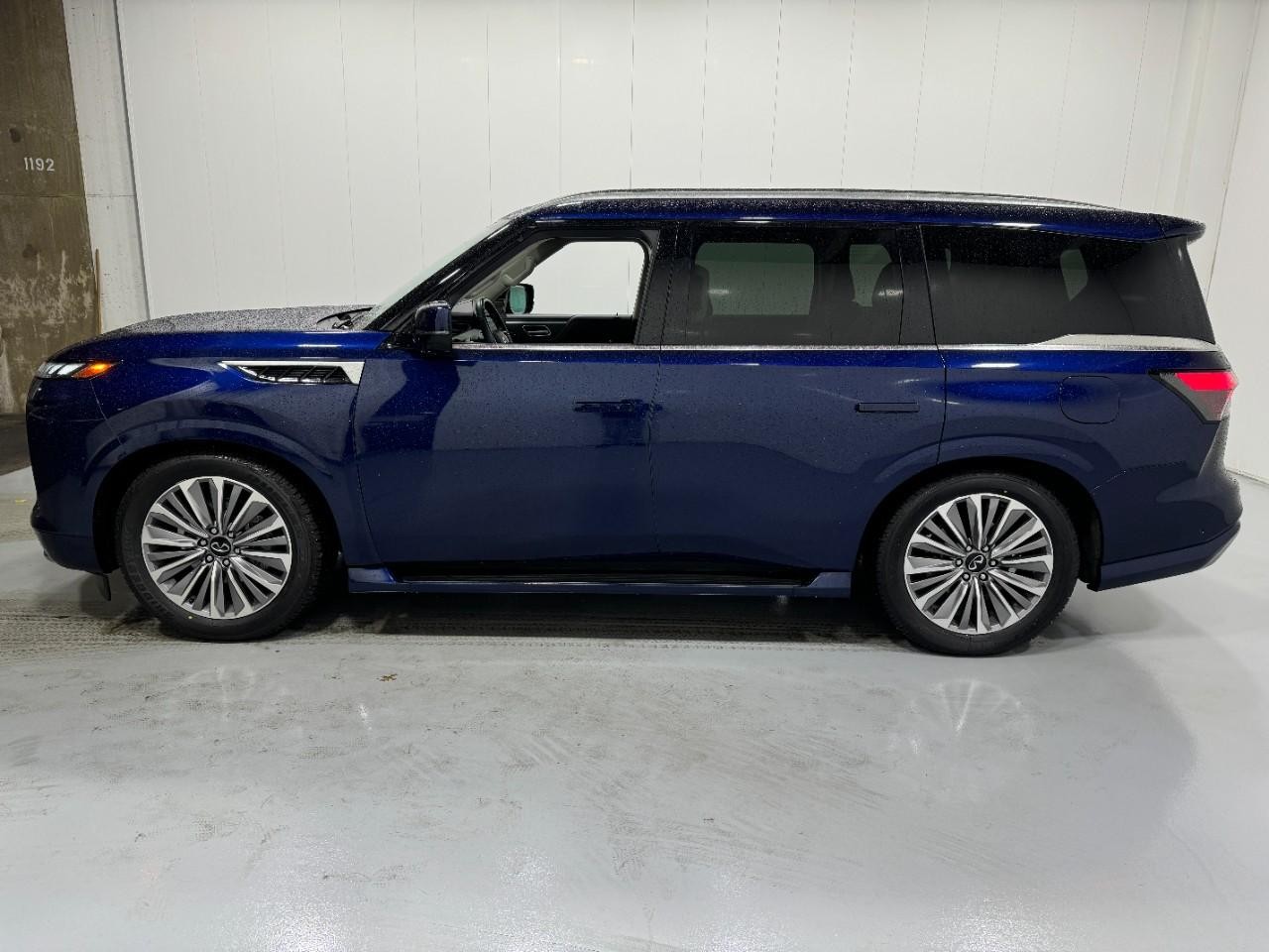 INFINITI QX80 Vehicle Full-screen Gallery Image 2