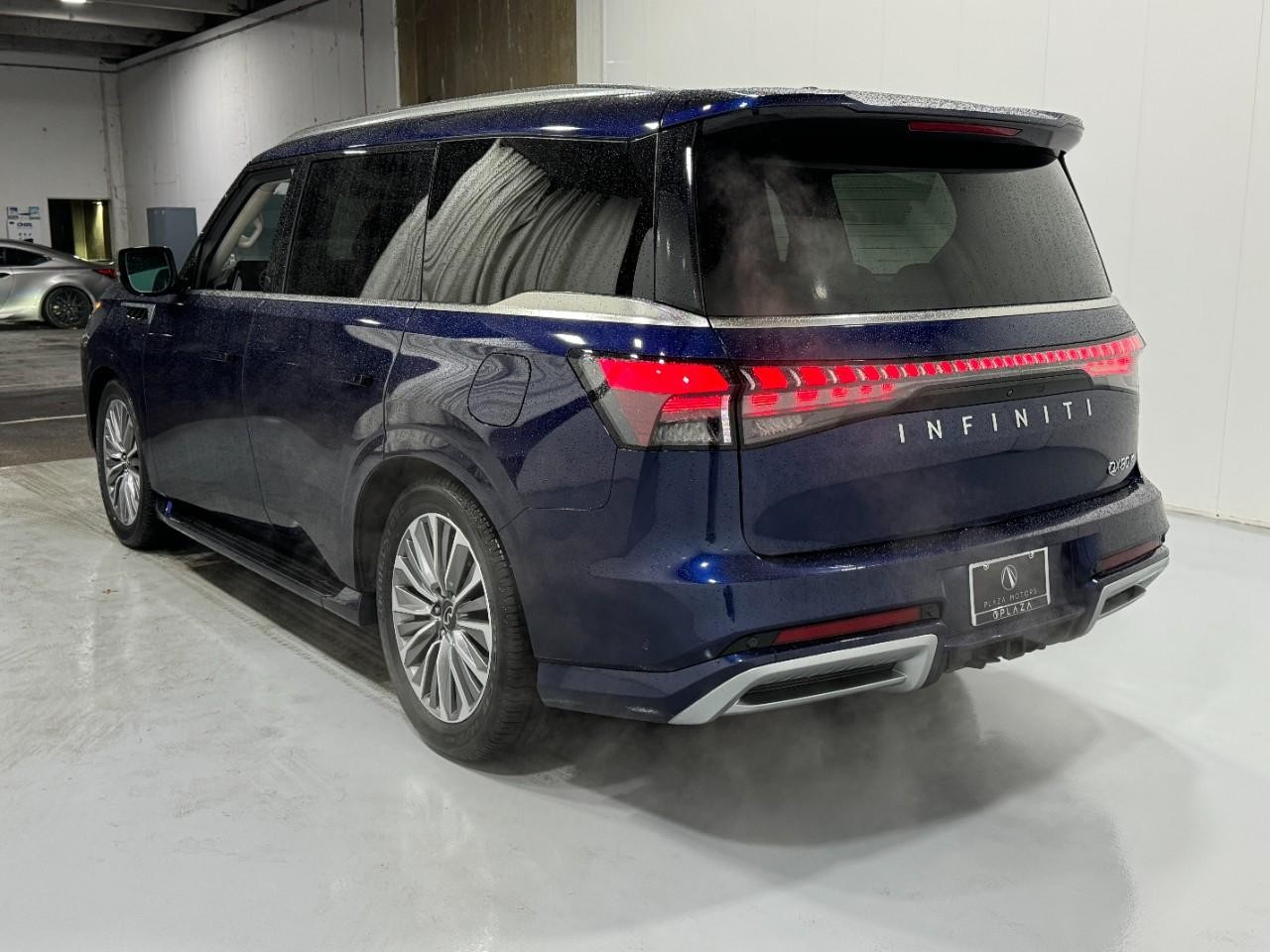 INFINITI QX80 Vehicle Full-screen Gallery Image 3