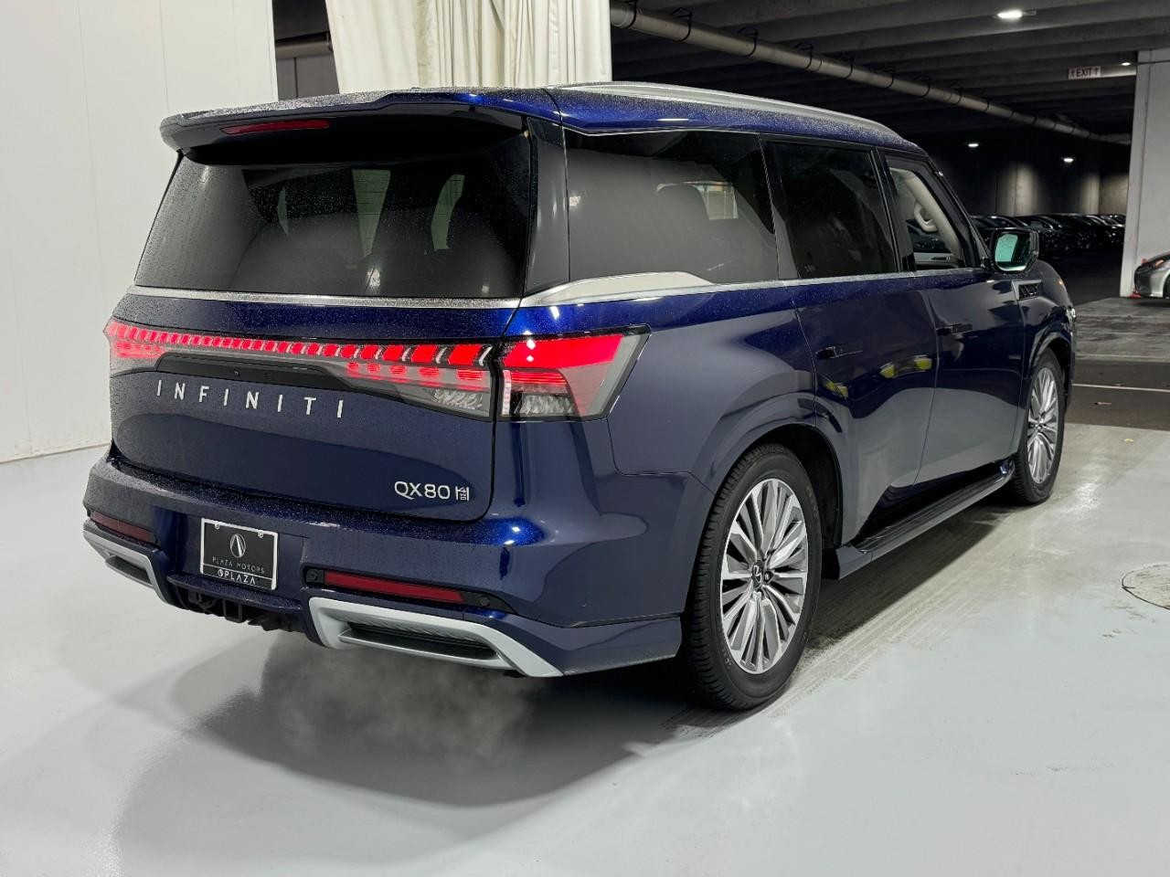 INFINITI QX80 Vehicle Full-screen Gallery Image 4