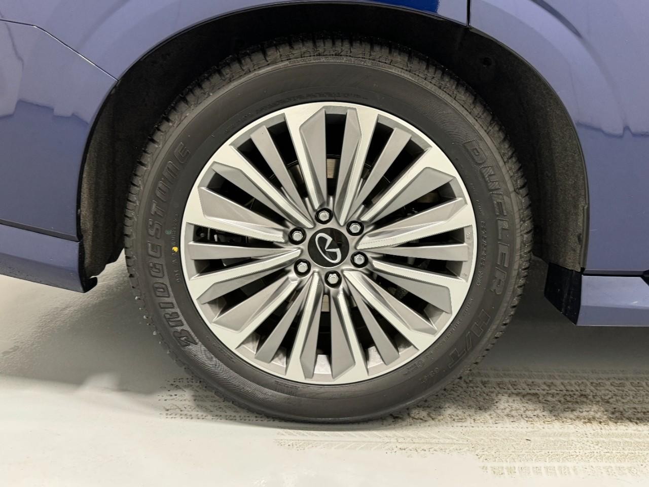 INFINITI QX80 Vehicle Full-screen Gallery Image 5