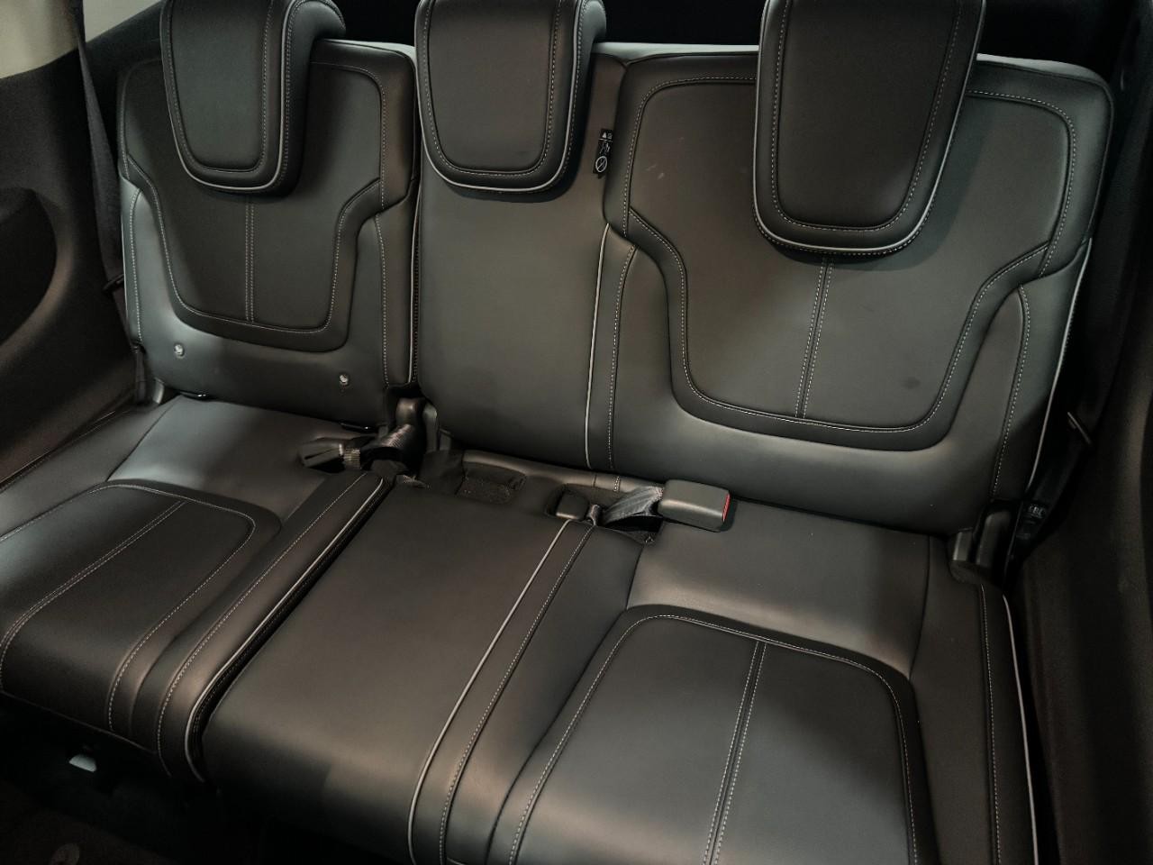 INFINITI QX80 Vehicle Full-screen Gallery Image 8