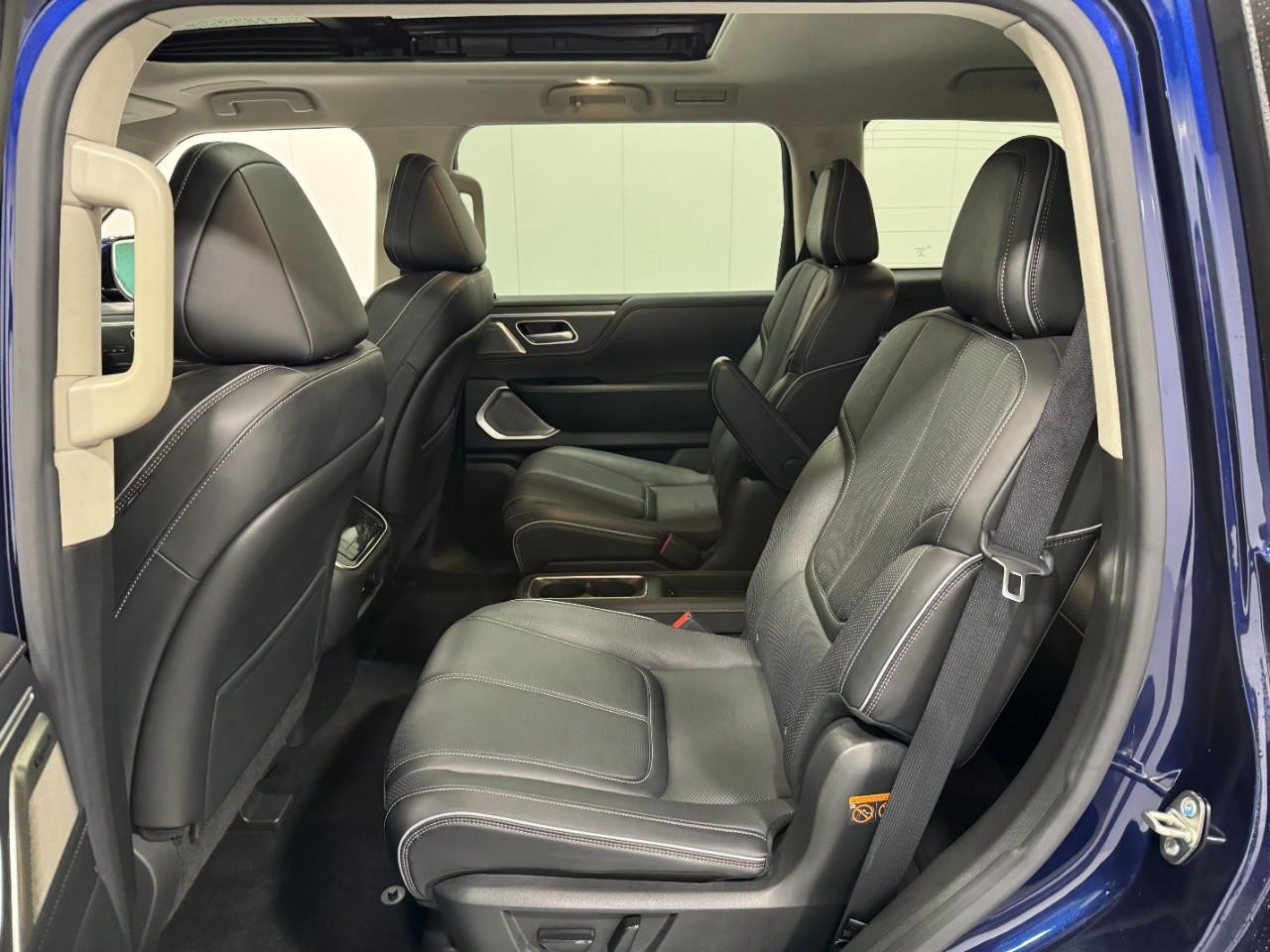 INFINITI QX80 Vehicle Full-screen Gallery Image 9