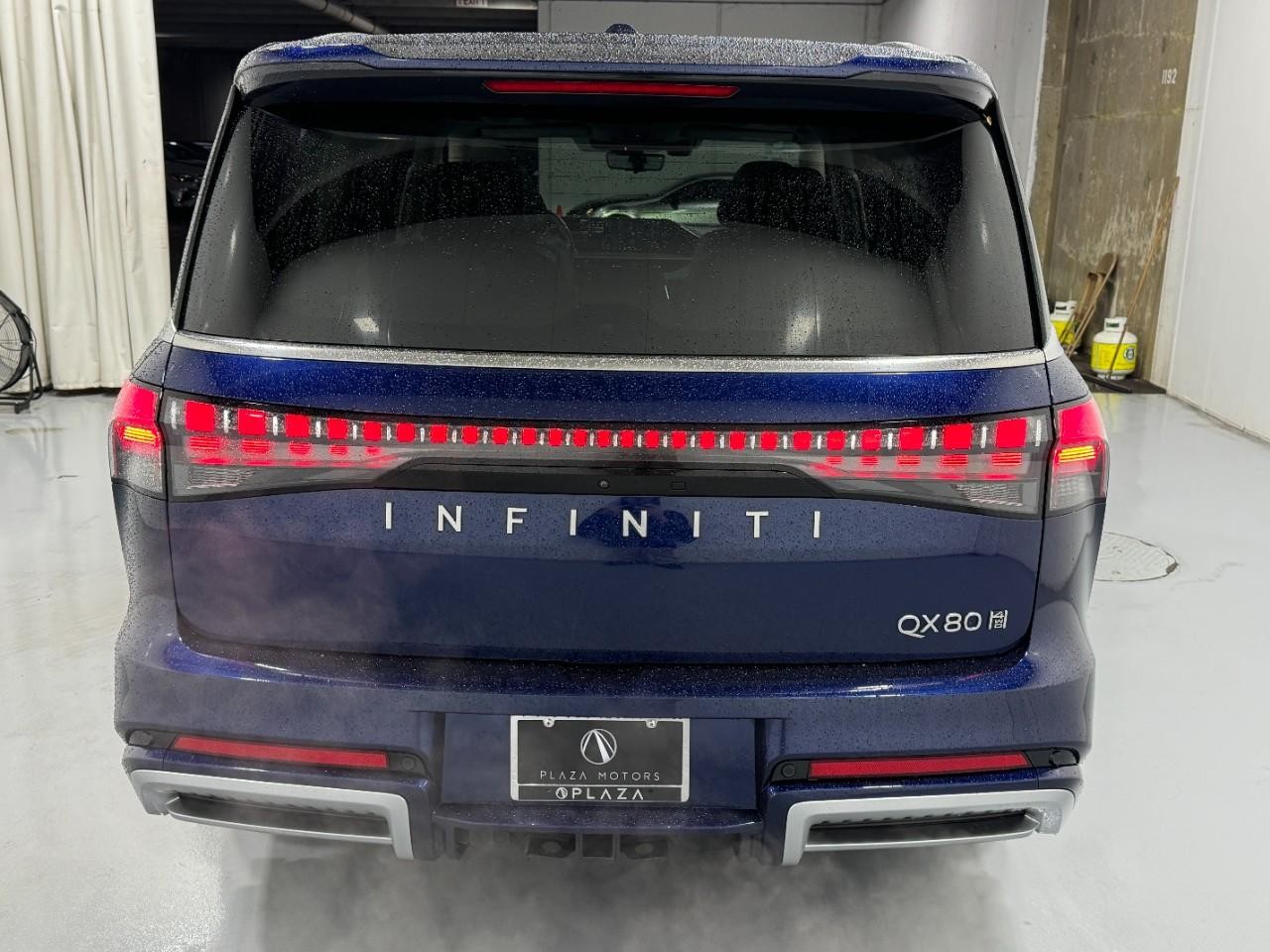 INFINITI QX80 Vehicle Full-screen Gallery Image 10