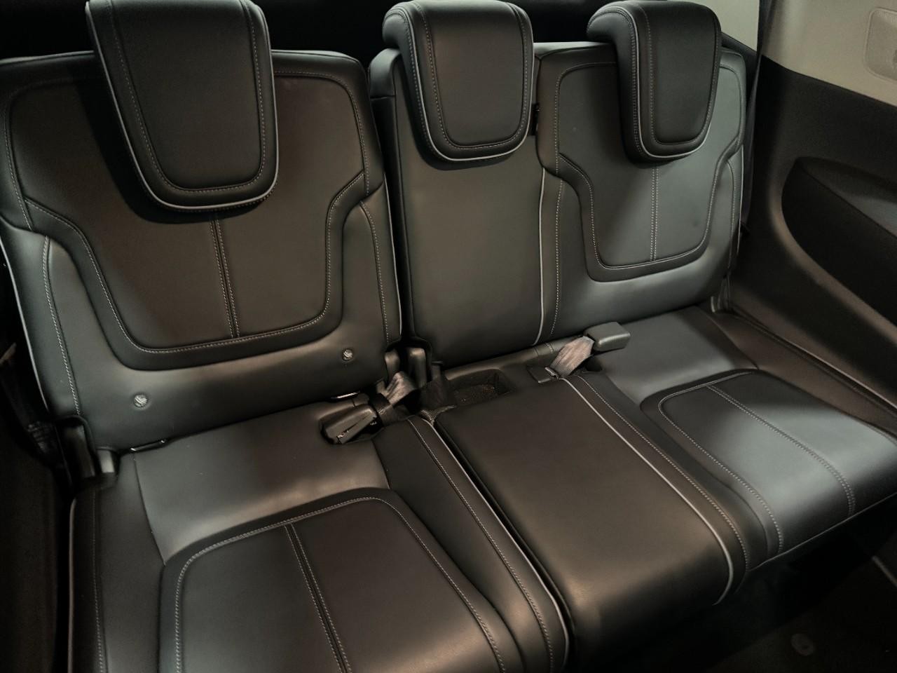 INFINITI QX80 Vehicle Full-screen Gallery Image 11