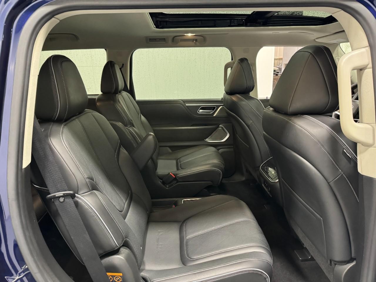 INFINITI QX80 Vehicle Full-screen Gallery Image 12